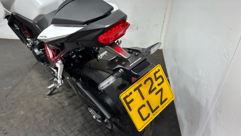 Honda CB750 Hornet (25MY)